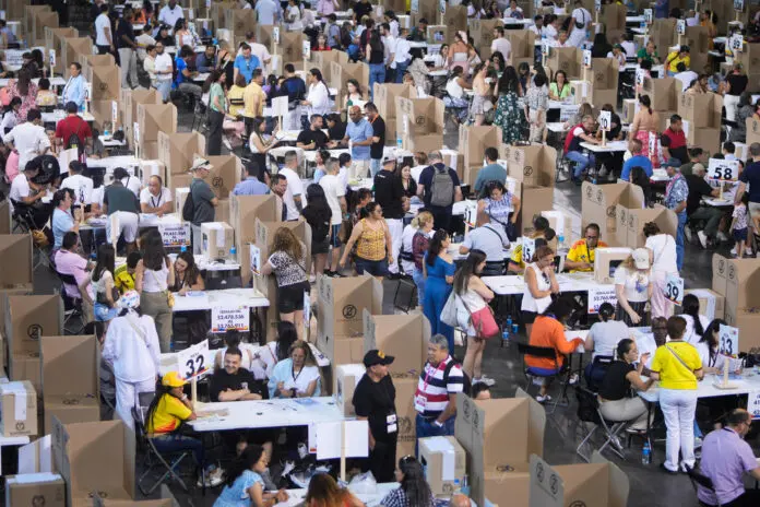 La diáspora colombiana desafía la ola de calor y vota masivamente en el balotaje presidencial