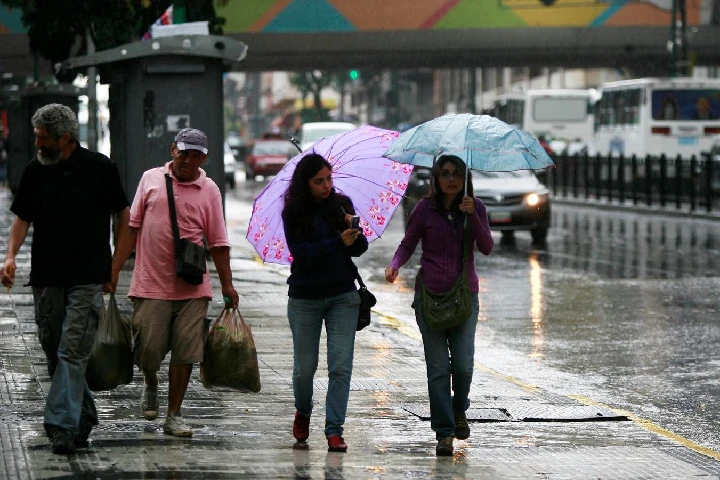 🌧️ ¡A sacar el paraguas! Se esperan lluvias en gran parte del país por la Onda Tropical N.º 43 ⚡