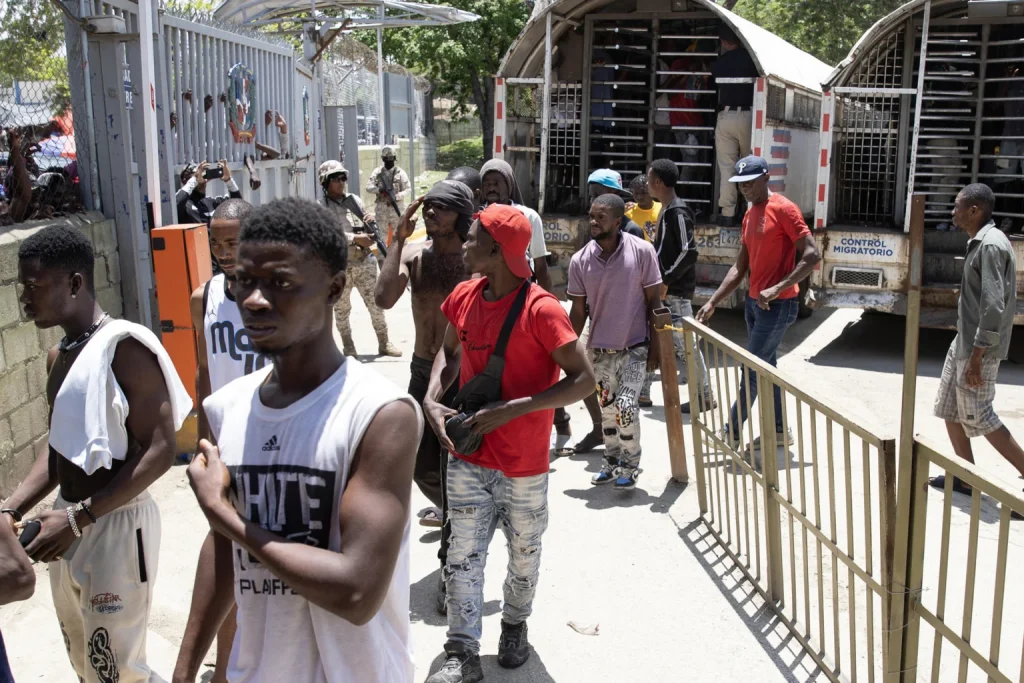 EE.UU. deporta al primer grupo de haitianos tras la cancelación del TPS a más de 300.000 migrantes
